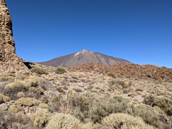 Park Narodowy Teide. Widok na wulkan Teide ze szlaku na Alto de Guajara, Teneryfa.