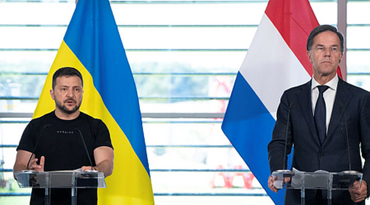 Volodimir Zelenszkij ukrán elnök (b) és Mark Rutte holland ügyvivő kormányfő sajtótájékoztatót tart Eindhovenben 2023. augusztus 20-án/Fotó: MTI/AP/Peter Dejong