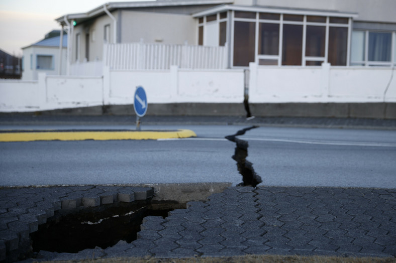 Szczelina rozciąga się w poprzek drogi w mieście Grindavik na Islandii