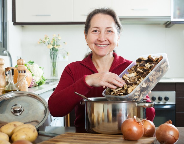 Kobieta przygoowująca danie