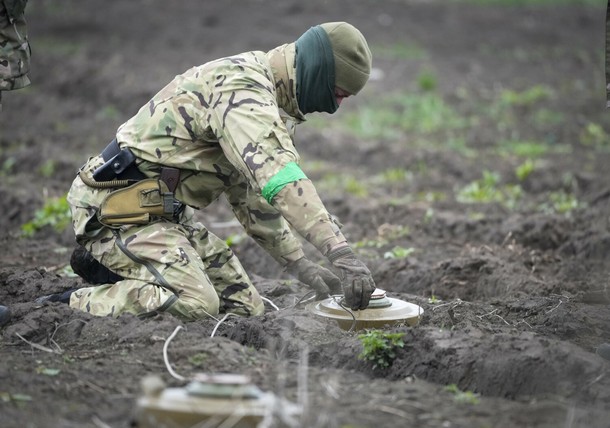 Ukraiński saper rozbraja minę na polu minowym po bitwach w Irpinie pod Kijowem. Ukraina, 19 kwietnia 2022 r.