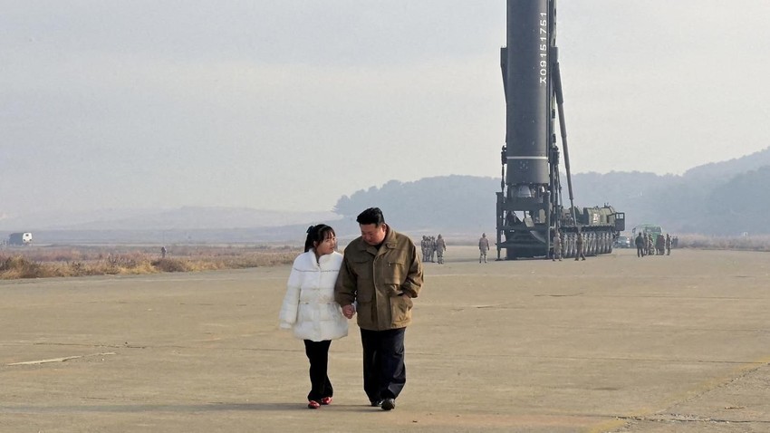 Fotografija prvog zvaničnog pojavljivanja Kim Džu Ae, sa ocem Kimom Džongom Unom pored interkontinentalne balističke rakete, objavljena je 19. novembra 2022. godine | Foto: Reuters