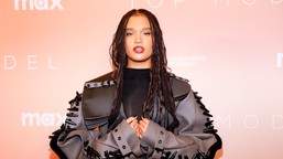 sara james zaśpiewała na dworcu. to nagranie 16-latki bije rekordy pop