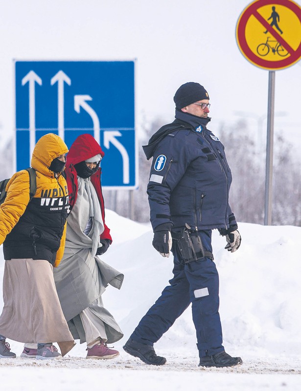 Finowie zamknęli cztery przejścia graniczne z Rosją, nie wiadomo, czy .zablokują kolejne. Głosy z Polski: walka z kryzysem będzie długa, kluczowa będzie bariera elektroniczna.