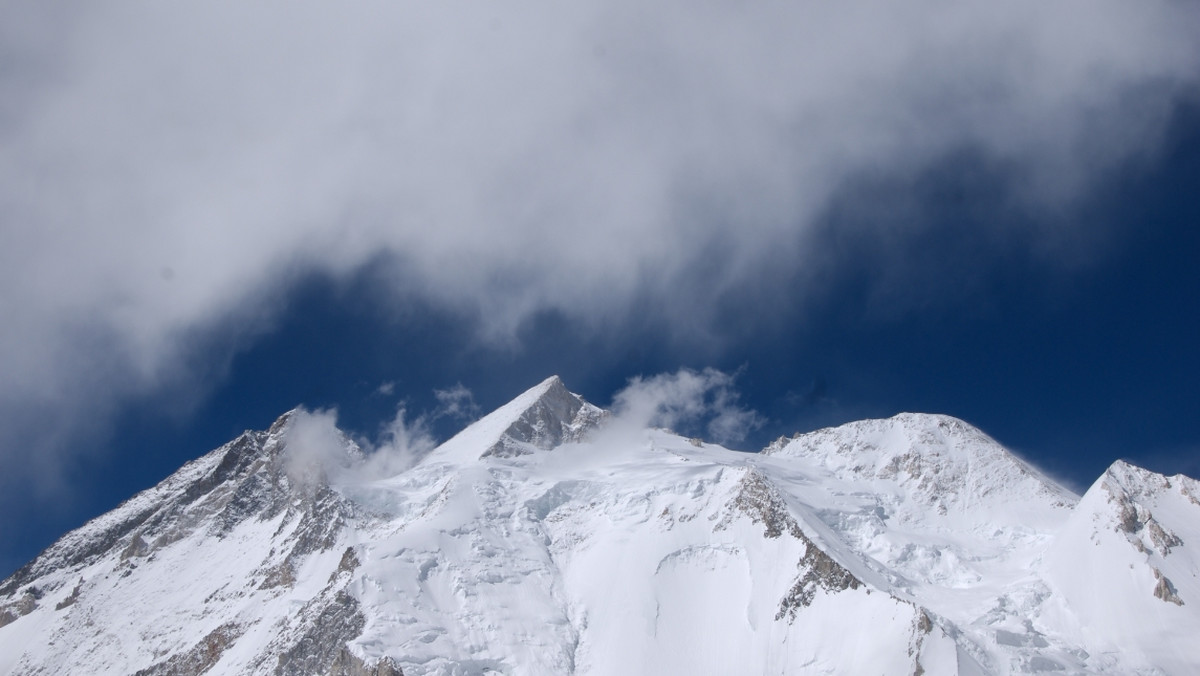 Dziś o godzinie 11.28 czasu pakistańskiego, Simone Moro, Denis Urubko i Cory Richards stanęli na szczycie Gasherbrum II (8025 m n.p.m.). Tym samym członkowie teamu The North Face są pierwszymi wspinaczami w historii, którym udało się zdobyć zimą jeden z ośmiotysięczników w Karakorum.