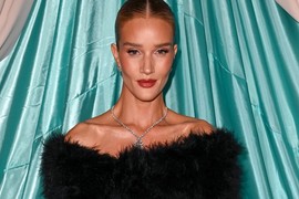 TELO OVE ŽENE je toliko savršeno da su SVI GLEDALI SAMO U NJU: Pojavila se bez pantalona i dovela crveni tepih do USIJANJA