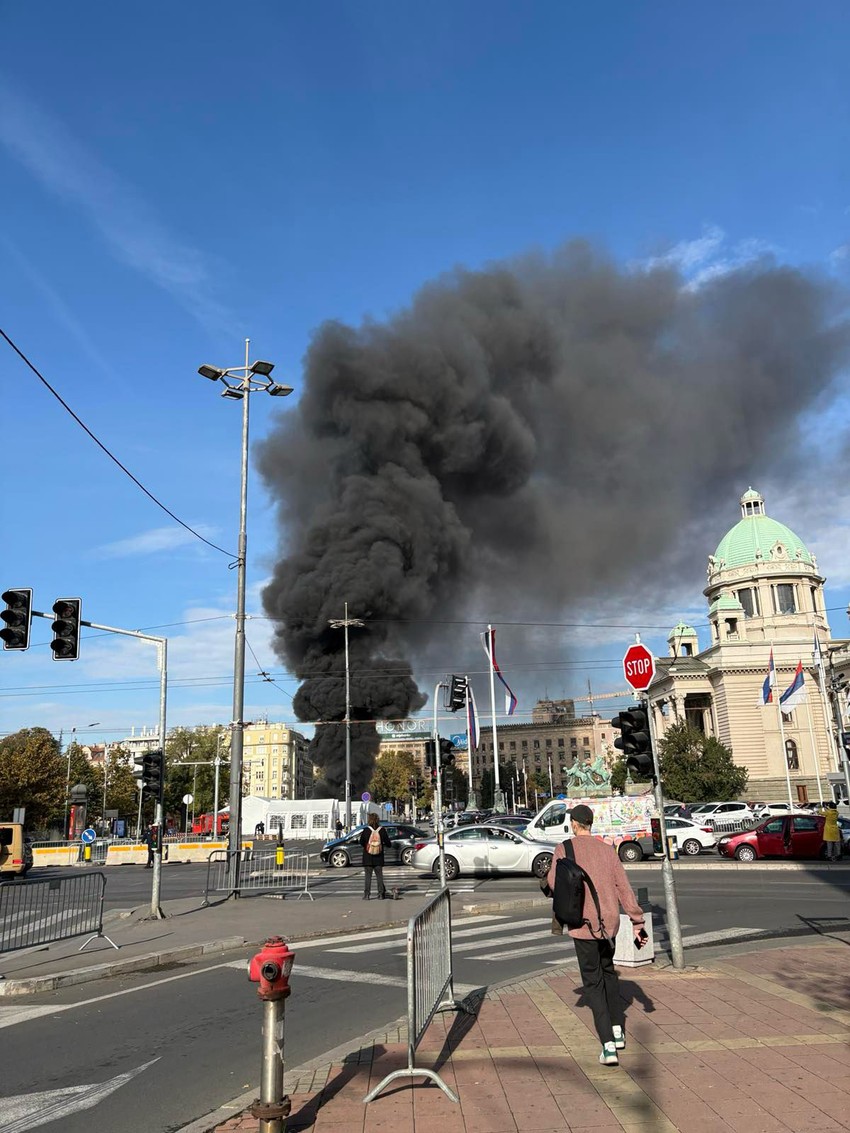 Požar ispred skupštine