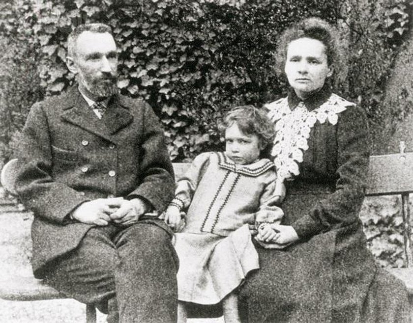 Maria Skłodowska Curie z mężem Pierre’em Curie i córką Irene