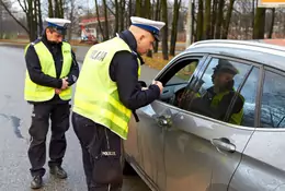 Policjanci sprawdzają, czy w autach są dwie obowiązkowe rzeczy