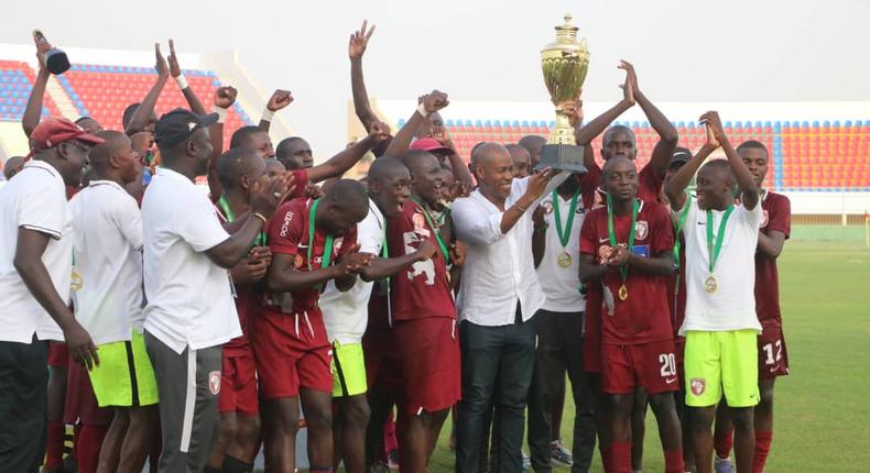 Les joueurs célébrant avec le président Mady Touré