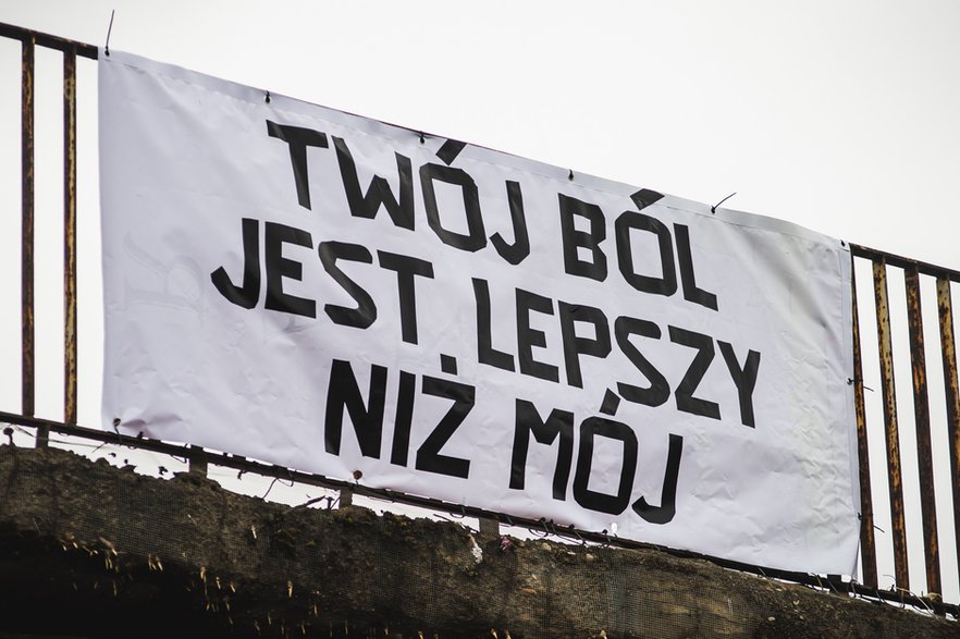 Baner, który zawisł na wiadukcie na Zaspie, w Gdańsku (maj 2020 r.)