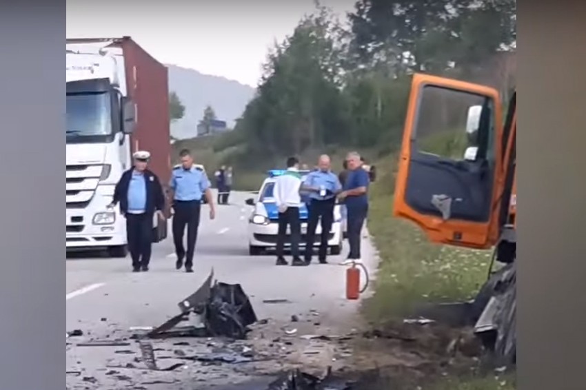 Stravičan sudar kamiona i automobila. 