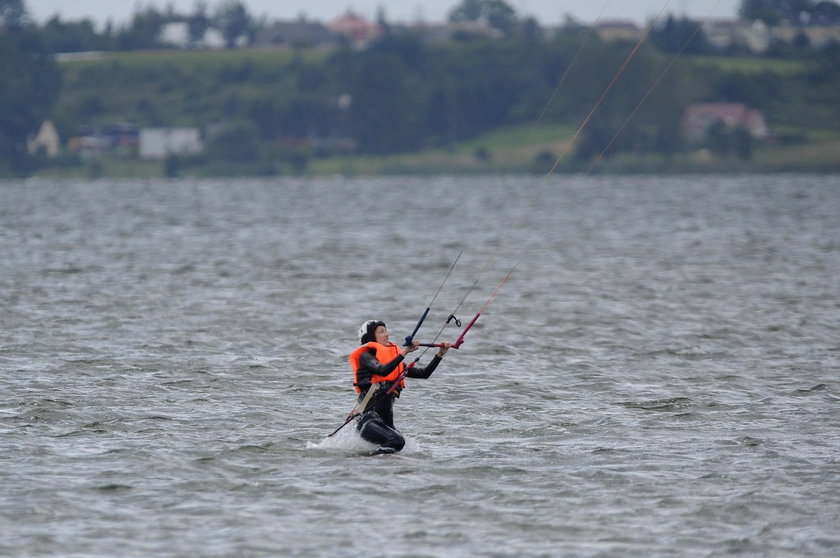 Anna Kalczyńska bierze lekcje kitesurfingu