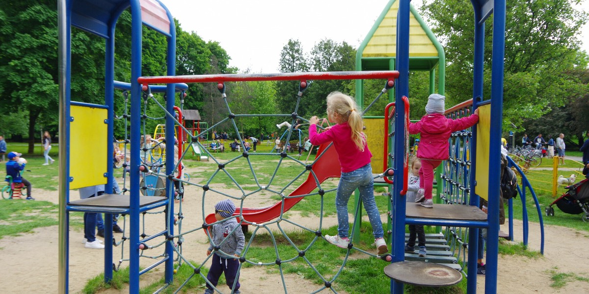 Masz czwórkę lub więcej dzieci,  a wasze wspólne dochody nie przekraczają 170 tys. zł rocznie - nie płacisz PIT. To jedna z propozycji, która ma zostać włączona do Polskiego Ładu. 