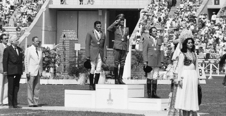 Złoty medalista w konkursie jeździeckim Polak Jan Kowalczyk słucha hymnu stojąc na najwyższym miejscu podium podczas Letnich Igrzysk Olimpijskich. Olimpiada została zbojkotowana przez szereg państw zachodnich w ramach sankcji względem ZSRR za interwencję w Afganistanie. Polacy zdobyli 32 medale, w tym 3 złote i zajęli 10 miejsce w klasyfikacji ogólnej.