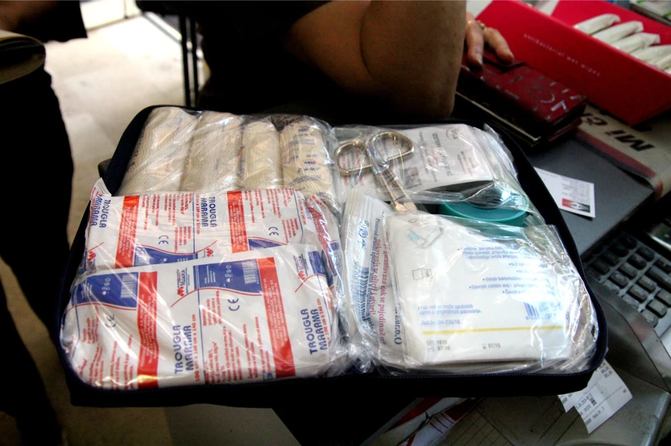 Komplet prve pomoći nije trajan i njegov sadržaj ima rok upotrebe od pet godina.