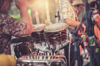 Z Jamajki muzyka, co miauczy i utyka