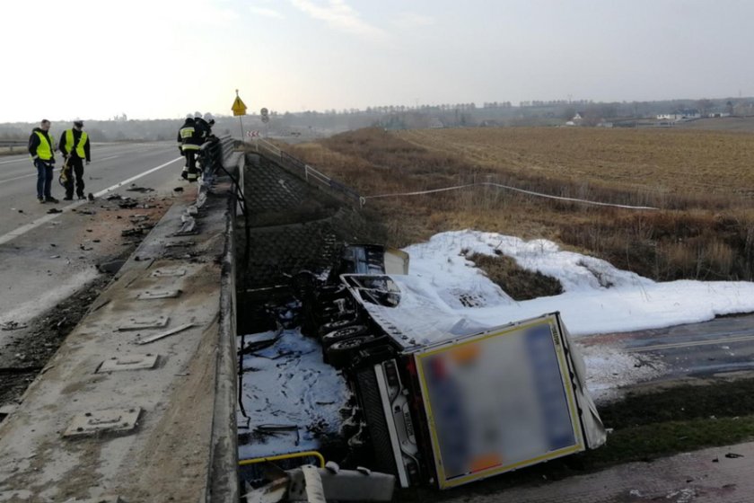 Tragiczny wypadek pod Świeciem. Ford uderzył w tira. Zginął piłkarz