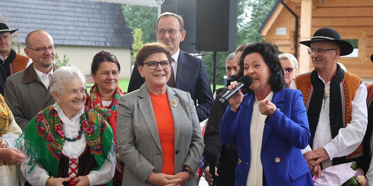 Beata Szydło śpiewała na wiecu, ale nie za bardzo było ją słychać.