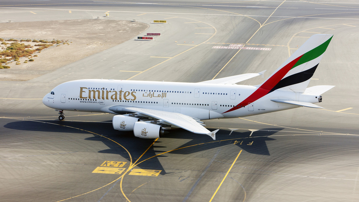 Linia lotnicza Emirates będzie latać z Warszawy do Dubaju największym samolotem pasażerskim świata - Airbusem A380. Super Jumbo ma obsługiwać tę trasę codziennie, począwszy od maja 2018 r. Tak wynika z nieoficjalnych informacji uzyskanych przez serwis Pasazer.com.