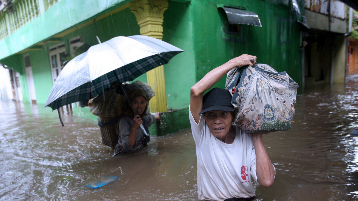 Do 68 wzrosła liczba śmiertelnych ofiar powodzi, które nawiedziły wschodnią Indonezję - poinformowały indonezyjskie służby ratunkowe. Tysiące ludzi zostały bez dachu nad głową.
