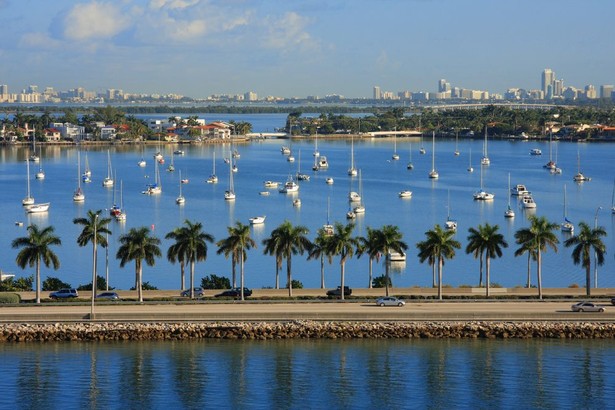 Średni dobowy koszt zakwaterowania w Miami wynosi 167 dol. Rozkład tamtejszych cen różni się znacznie od Nowego Jorku. O ile najlepsze hotele droższe są w Miami, 4 i 3 gwiazdkowe trudniej w przystępnych cenach znaleźć w Nowym Jorku (w Miami to kolejno 311 i 216 dol.). Średnia cena hostelu to 52 dol. Miami stanowi jedno z najważniejszych centr światowych finansów, handlu międzynarodowego, kultury, mediów, rozrywki i sztuki. Co ciekawe, zostało też przez Forbesa uznane za najczystsze miasto świata.