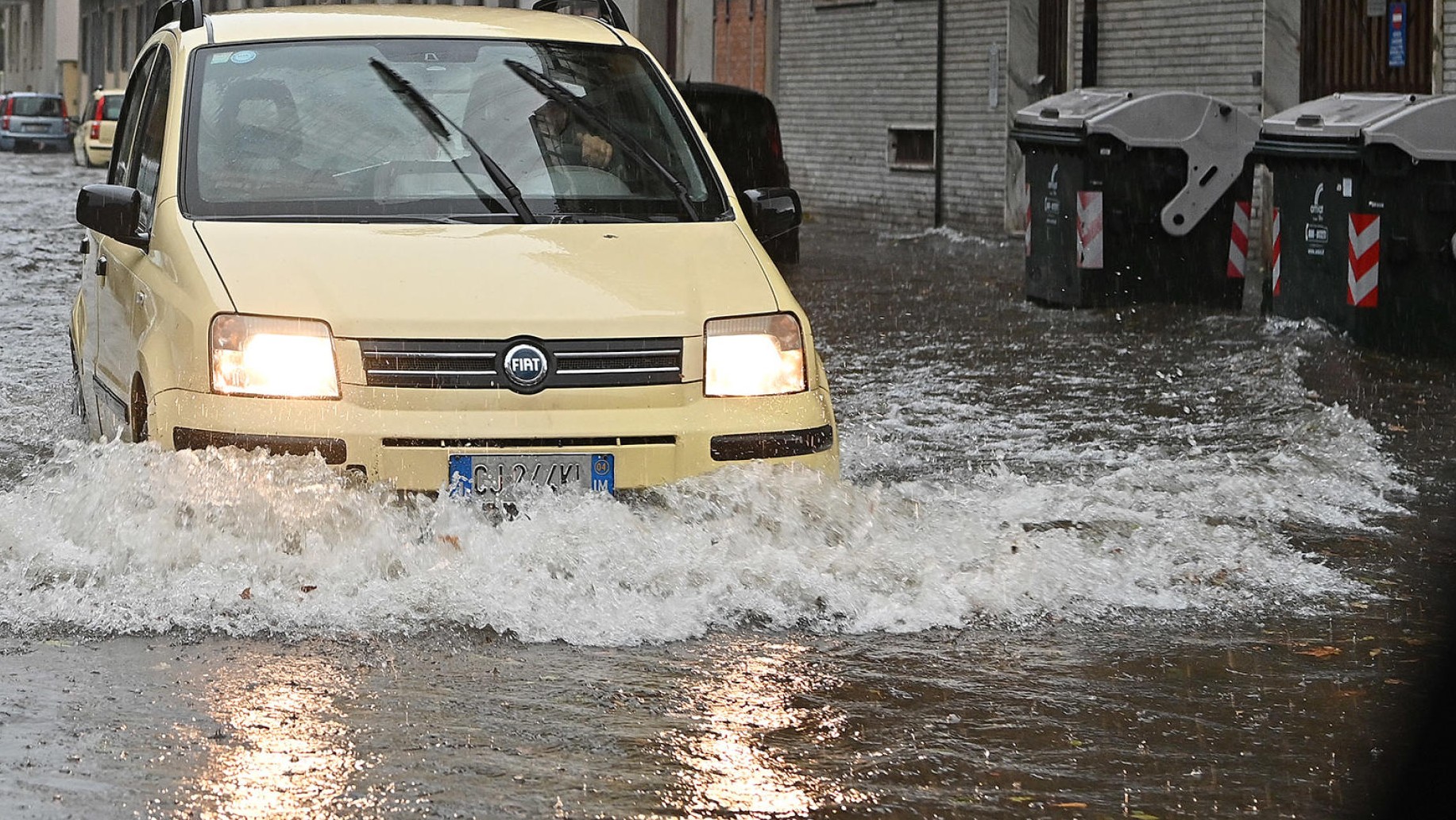 Hasiči nepretržite zasahovali kvôli zosuvom pôdy a záplavám (ilustračné foto).