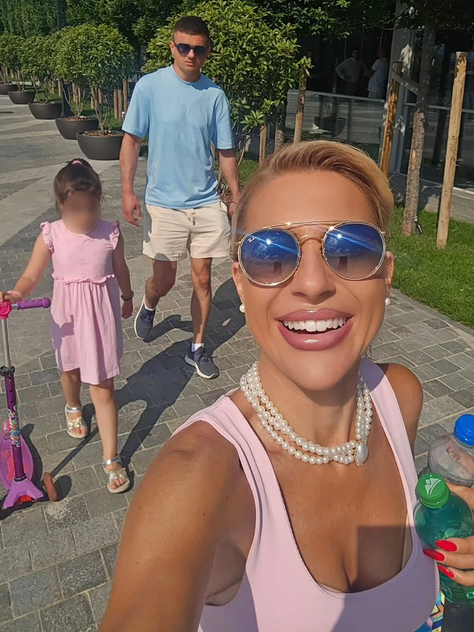 Jovana Jeremić sa ćerkom i dečkom