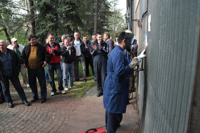 Osveta obespravljenih i poniženih: Zavarivanje glavne fabričke kapije „Petroremonta“ u Pančevu