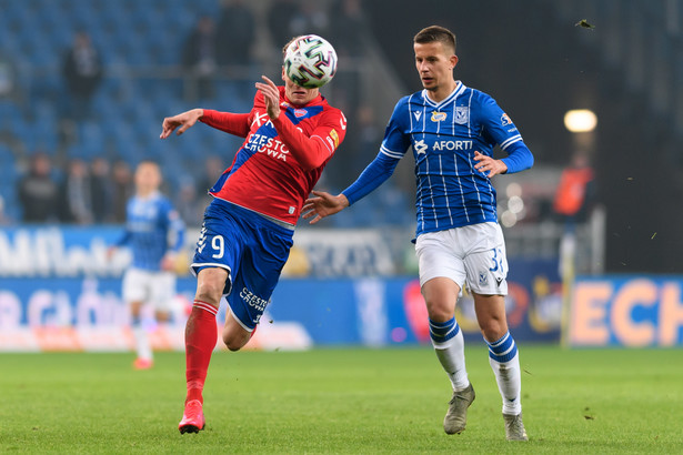 Zawodnik Lecha Poznań Lubomir Satka (P) i Sebastian Musiolik (L) z Rakowa Częstochowa, podczas meczu 21. kolejki piłkarskiej Ekstraklasy