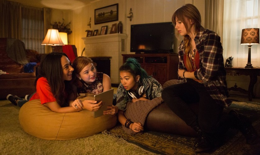 Stefanie Scott, Aubrey Peeples, Hayley Kiyoko i Aurora Perrineau w filmie 'Jem and the Holograms'