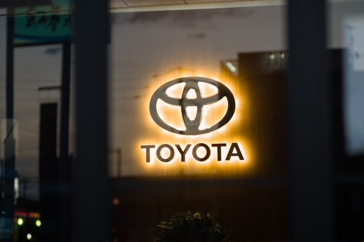 Toyota szuka innej drogi w elektrycznej przyszłości. Stawia na silniki na paliwo alternatywne