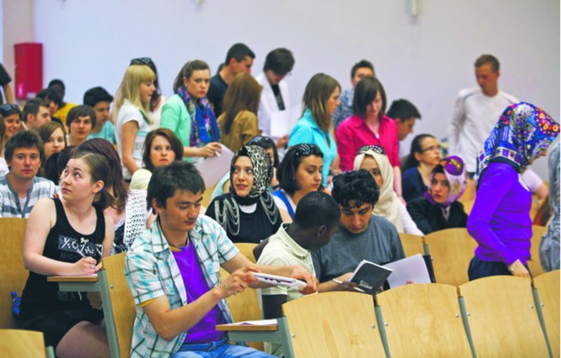 Zagraniczni studenci na polskich uczelniach stanowią jedynie ok. 2 proc. ogółu uczących się Magda Starowieyska/Fotorzepa/Forum