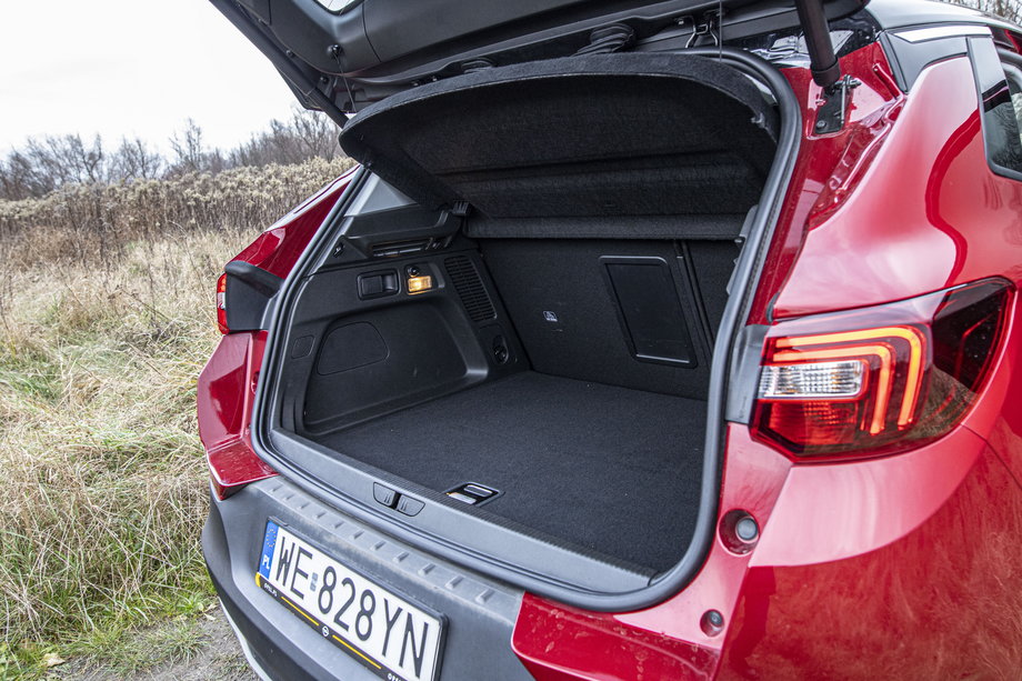16.To, że Opel Grandland X Hybrid4 jest hybrydą plug-in nie umniejsza jego czysto rodzinnych umiejętności. Bagażnik ma pojemność 390 litrów.