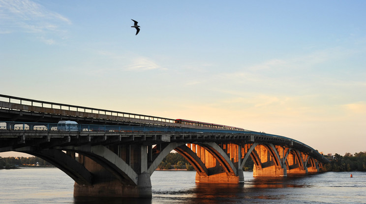 A kijevi Metró-híd. /Fotó: Northfoto