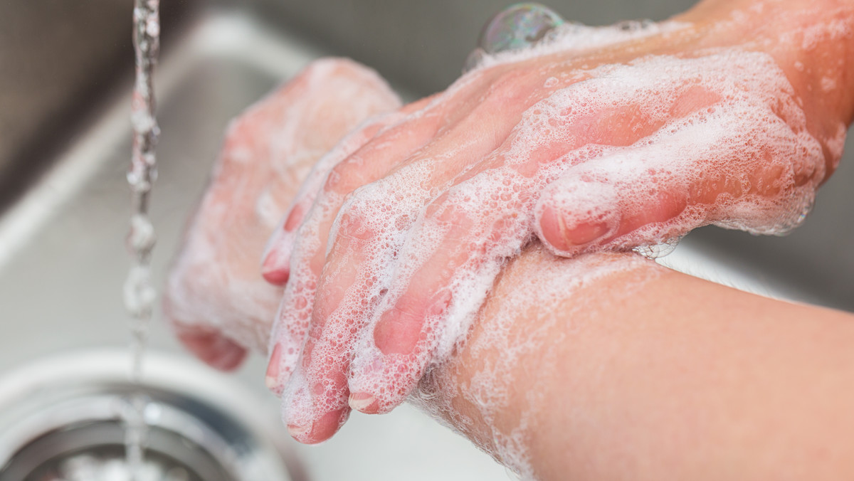 Co dzieje się z ręką mytą przez 6, 15 i 30 sekund? Zdjęcia w ultrafiolecie szokują
