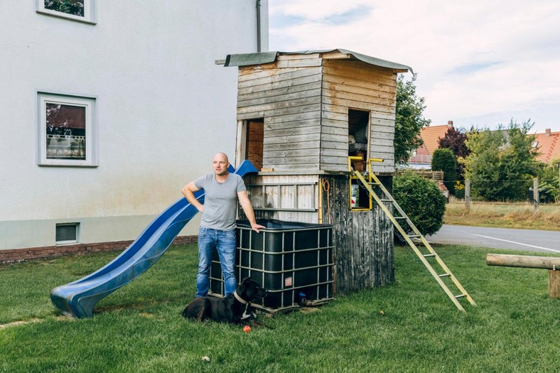 Domek, który Denis zbudował dla swojego synka