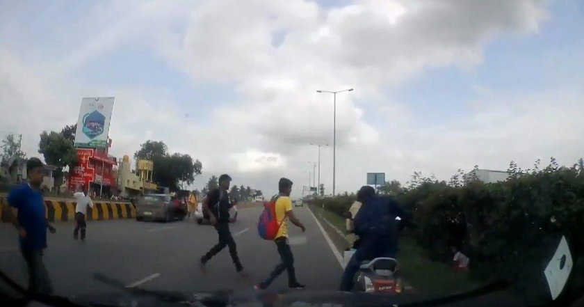 Dziecko jechało samo na motorze, omal nie zginęło!