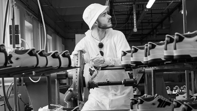 Kiderült, mennyibe kerül Azahriah és a TISZA cipő limitált kiadású kollekciója: ennyit kérnek el egy pár lábbeliért – videó