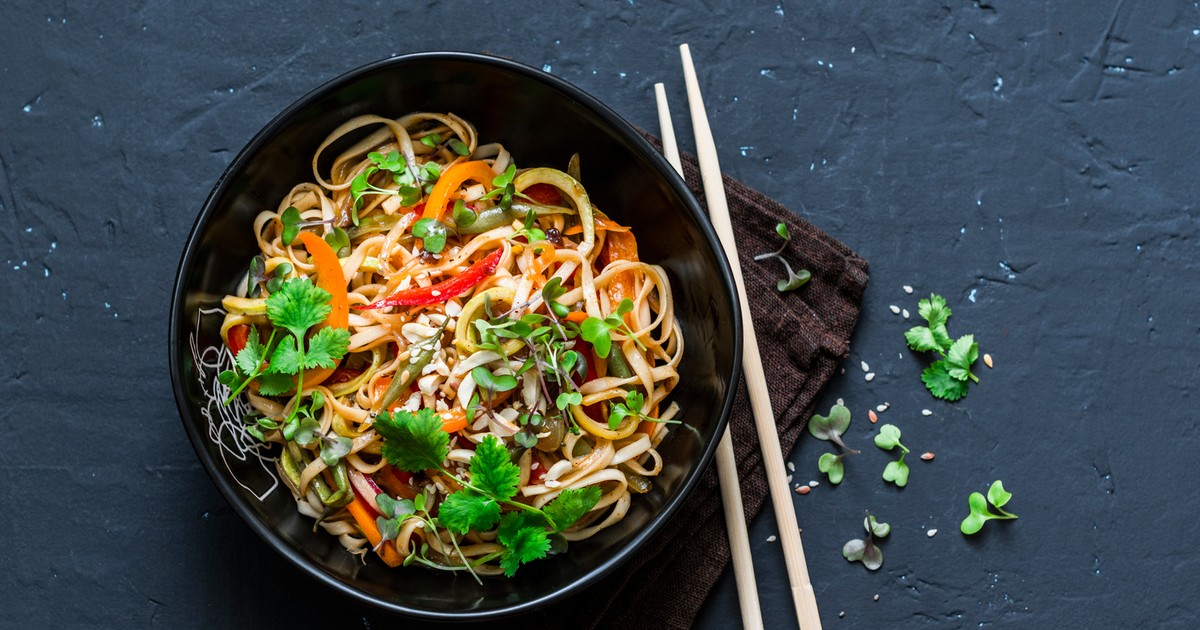 Japoński makaron udon z kurczakiem i warzywami przepis Gotowanie