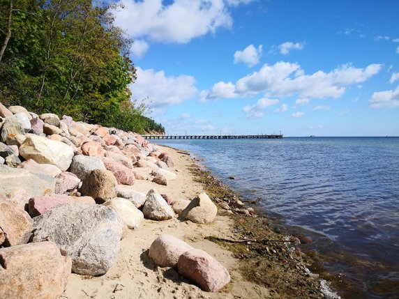 Trasa plażą - dochodząc do Orłowa, w tle molo