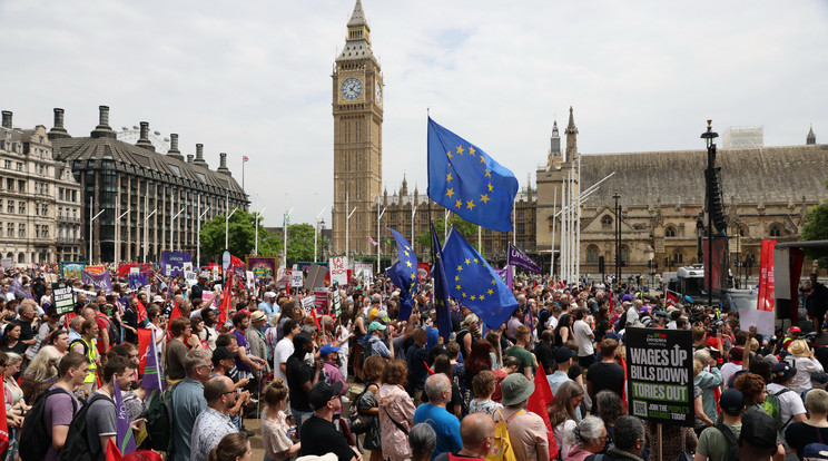 A magas megélhetési költségek és az egyre növekvő infláció ellen tüntetnek Londonban / Fotó: GettyImages