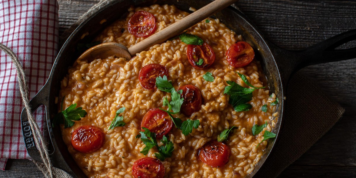 Risotto z boczkiem i pomidorkami możemy upiec w piekarniku.