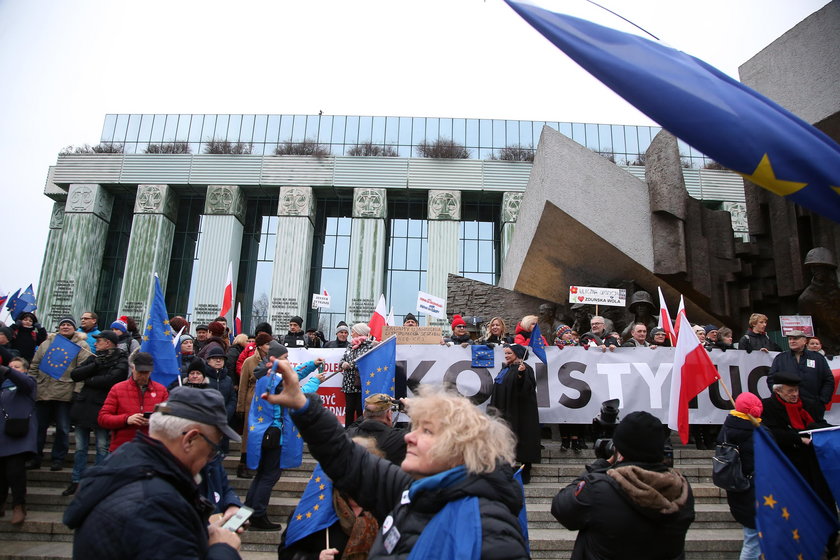 Przerażające informacje o sądach. Wiceminister: to przez marsze