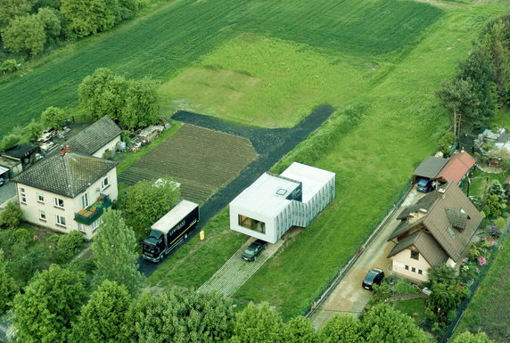 Jego wygląd intryguje. Dom WORMHOUSE w Zabłociu