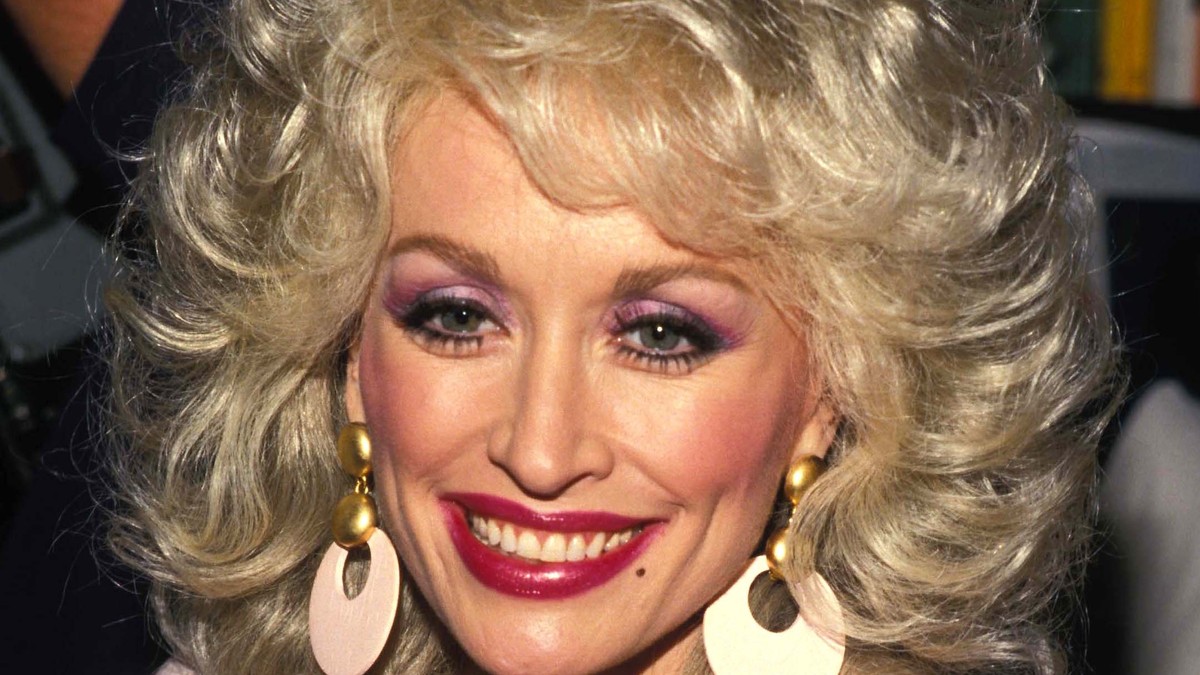 Doli Parton napisala je i prva otpevala pesmu koja je proslavila Vitni Hjuston