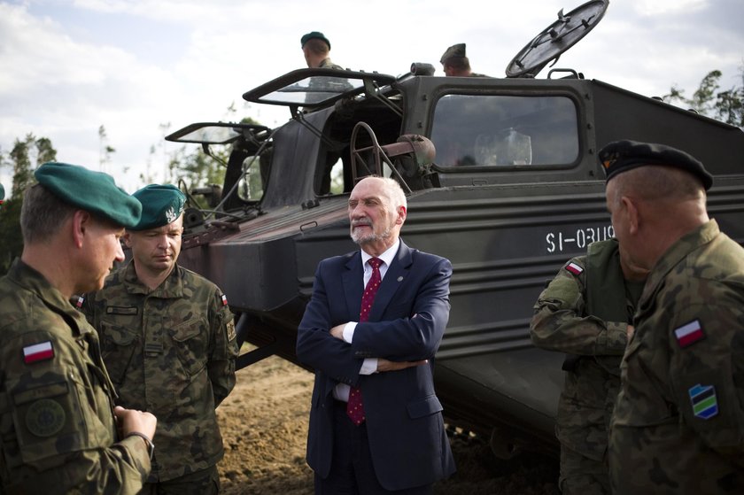 Macierewicz słabnie. Ma obsesję na punkcie swojego bezpieczeństwa