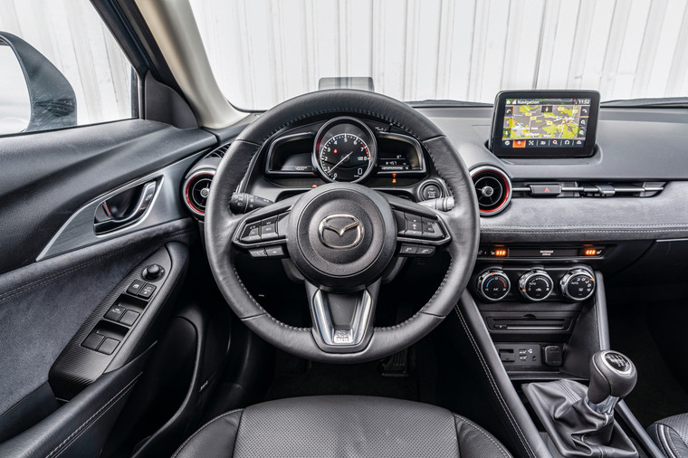 Mazda CX-3 2.0 Skyactiv-G - kokpit