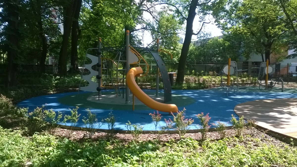 W Krakowie powstaje nowy park – Ogrody Łobzów. Od soboty będzie można korzystać z pierwszej jego części, w której znajduje się plac zabaw dla dzieci, urządzenia do ćwiczeń, boiska do siatkówki i koszykówki oraz ścieżki biegowe.