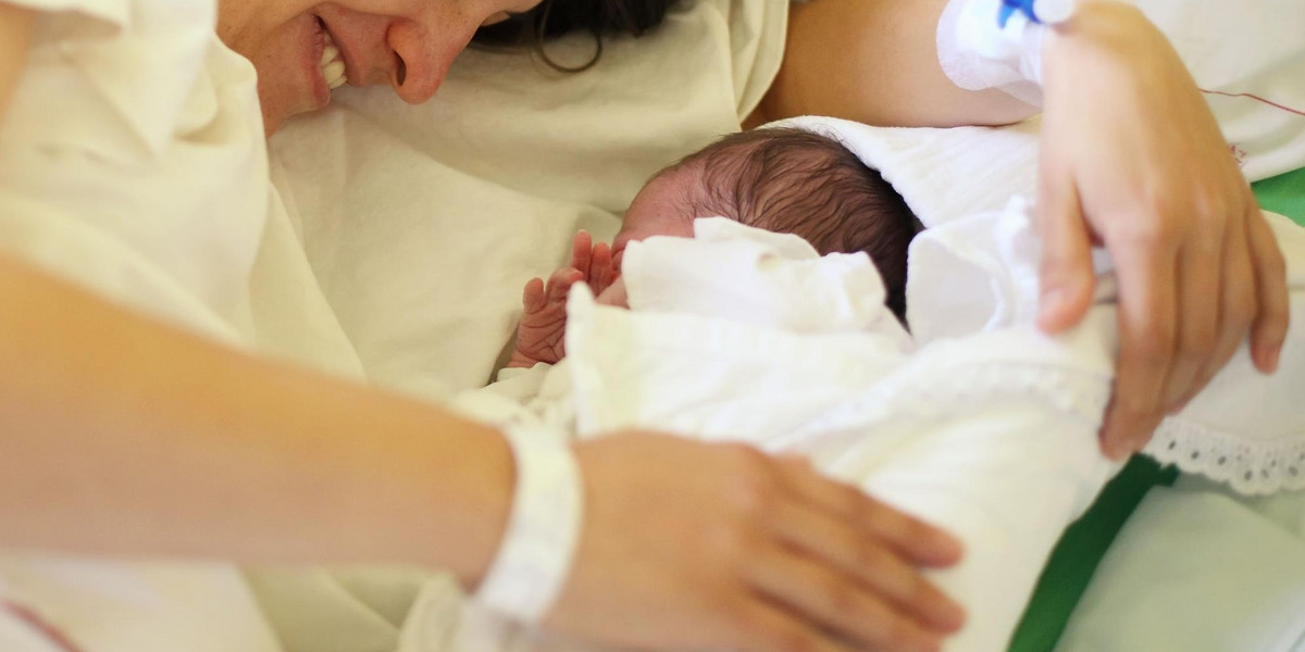 Szpital zażądał opłaty za przytulenie dziecka. Rodzice w szoku